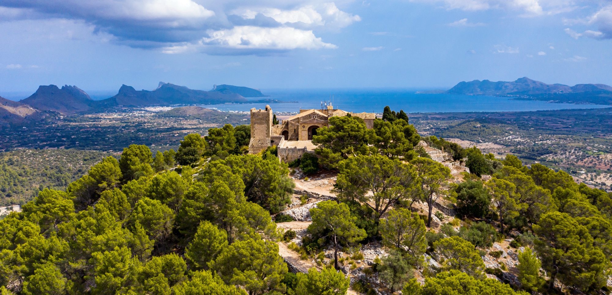 Spain, Balearic Islands, Majorca, Pollena, Town and Santuario del Puig de Maria, aerial view - stock photo
Luftaufnahme, Spanien, Balearen, Mallorca, Tramuntana-Gebierge, Pollenca, Santuari de la Mare de Déu del Puig
Santuari de la Mare de Déu des Puig